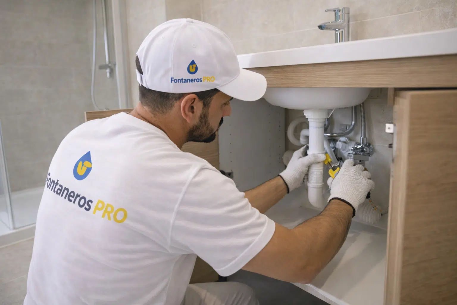 fontanero arreglando bajante en huelva